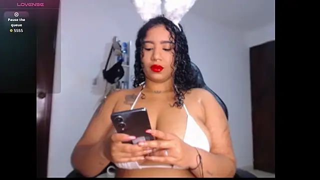 Snapshot of leslycarsson chatting on 10-12-25, 02:10 leslycarsson online show from 10-12-25, 02:10