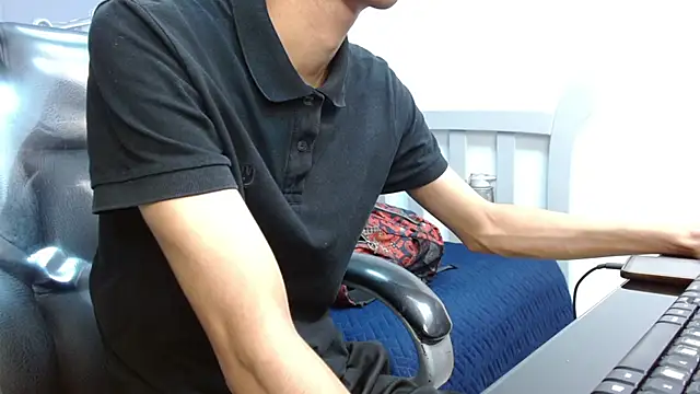 Snapshot of HarolddXL chatting on 03-10-25, 12:37 HarolddXL online show from 03-10-25, 12:37