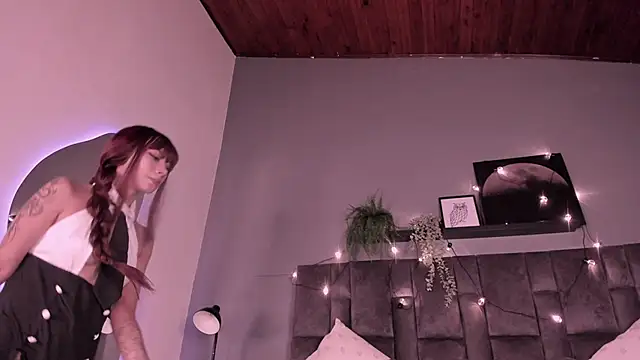 Snapshot of SabrinaSpell_ chatting on 11-08-25, 11:43 SabrinaSpell online show from 11-08-25, 11:43