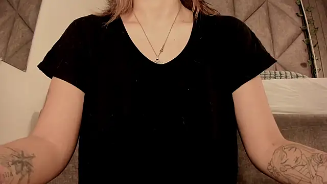 Snapshot of SabrinaSpell_ chatting on 12-15-25, 11:47 SabrinaSpell online show from 12-15-25, 11:47