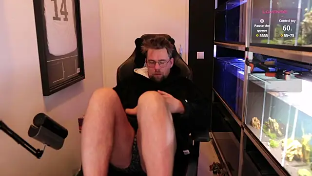 Snapshot of justinitt chatting on 03-11-25, 04:43 justinitt online show from 03-11-25, 04:43