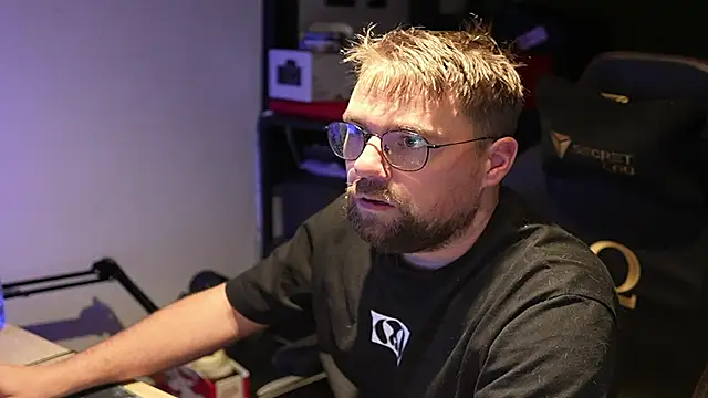 Snapshot of justinitt chatting on 09-10-25, 03:28 justinitt online show from 09-10-25, 03:28