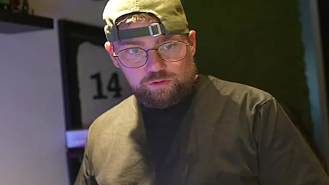 Snapshot of justinitt chatting on 09-10-25, 05:13 justinitt online show from 09-10-25, 05:13