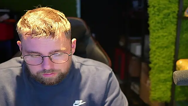 Snapshot of justinitt chatting on 09-13-25, 02:28 justinitt online show from 09-13-25, 02:28