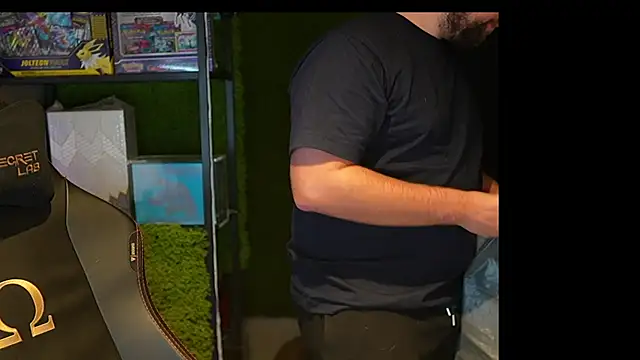 Snapshot of justinitt chatting on 09-19-25, 10:05 justinitt online show from 09-19-25, 10:05