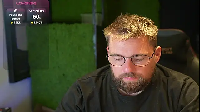 Snapshot of justinitt chatting on 10-06-25, 08:12 justinitt online show from 10-06-25, 08:12