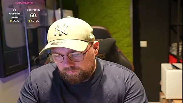 Snapshot of justinitt chatting on 10-16-25, 08:59 justinitt online show from 10-16-25, 08:59