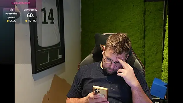 Snapshot of justinitt chatting on 12-02-25, 01:28 justinitt online show from 12-02-25, 01:28