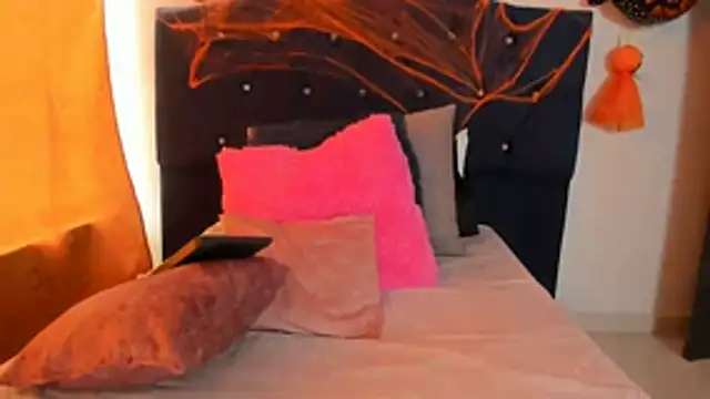 thamara226 online show from 10-18-25, 02:51