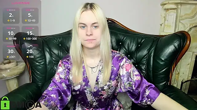 Snapshot of HillEva chatting on 11-27-25, 08:27 HillEva online show from 11-27-25, 08:27