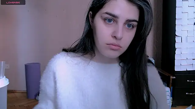 Snapshot of _Roselina_ chatting on 12-22-25, 09:28 Roselina online show from 12-22-25, 09:28