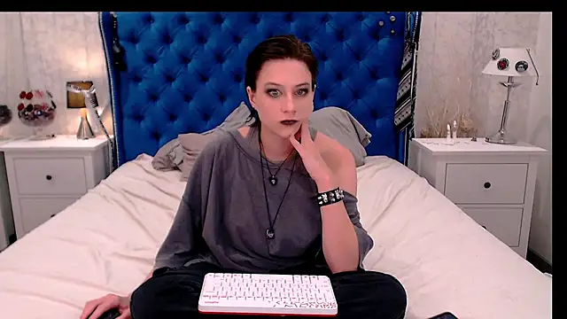 via mayer  online show from 12-05-25, 08:45