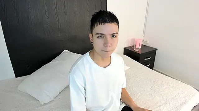 Snapshot of alanblack1 chatting on 02-06-25, 01:10 alanblack1 online show from 02-06-25, 01:10