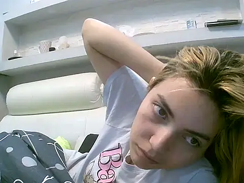 Snapshot of VittoriaTaylor chatting on 10-12-25, 12:31 VittoriaTaylor online show from 10-12-25, 12:31
