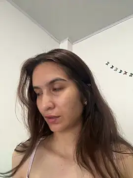 Snapshot of Bella_still chatting on 02-13-26, 02:02 Bella still online show from 02-13-26, 02:02