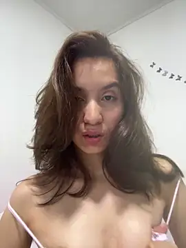 Bella still online show from 06-04-26, 10:49