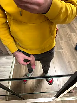 Snapshot of Klaus298 chatting on 12-19-25, 04:03 Klaus298 online show from 12-19-25, 04:03