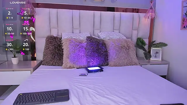 ArianaGolden online show from 11-08-25, 03:12