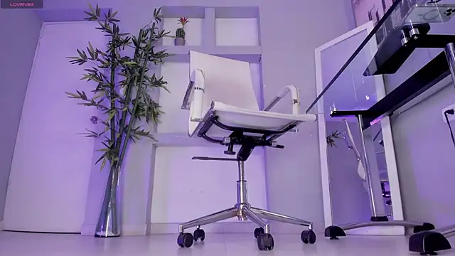 hannah howeell   online show from 09-23-25, 09:56