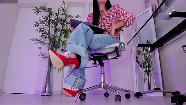 hannah howeell   online show from 12-22-25, 10:01