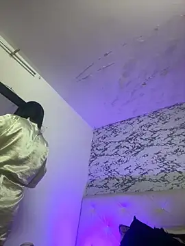 Lili  taylor online show from 11-05-25, 04:12