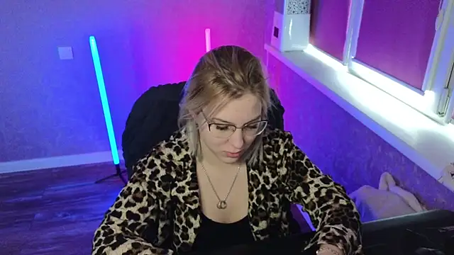 Snapshot of HotBrandyX chatting on 03-09-25, 03:43 HotBrandyX online show from 03-09-25, 03:43