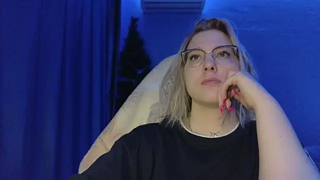 Snapshot of HotBrandyX chatting on 12-14-25, 12:32 HotBrandyX online show from 12-14-25, 12:32