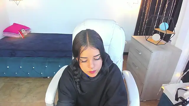 Snapshot of Nicole_Foxx_ chatting on 02-18-25, 06:58 Nicole Foxx online show from 02-18-25, 06:58
