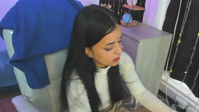 Snapshot of Nicole_Foxx_ chatting on 03-16-25, 08:32 Nicole Foxx online show from 03-16-25, 08:32