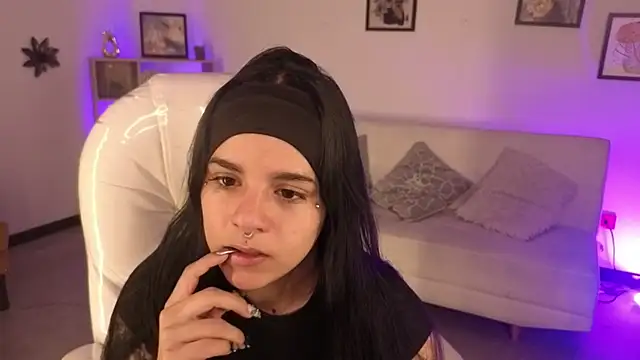 Nicole Foxx  online show from 11-20-25, 07:13