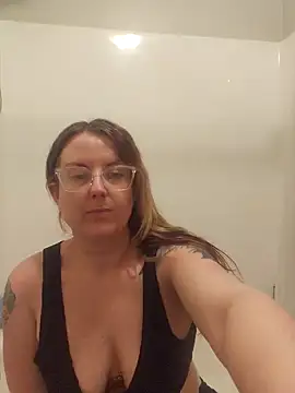 Snapshot of TattedMamaXOXO chatting on 02-01-25, 06:40 TattedMamaXOXO online show from 02-01-25, 06:40