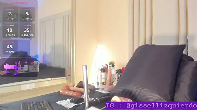 Snapshot of Liincostelloo chatting on 11-17-25, 12:11 Liincostelloo online show from 11-17-25, 12:11