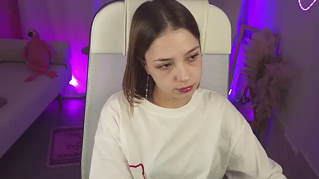 PamBeesly online show from 11-12-25, 05:41