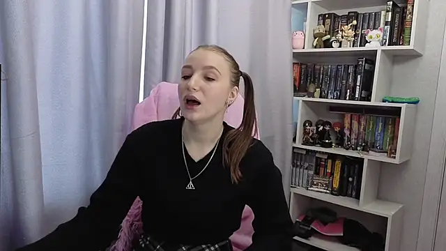 LillyFan-X online show from 09-15-25, 04:23