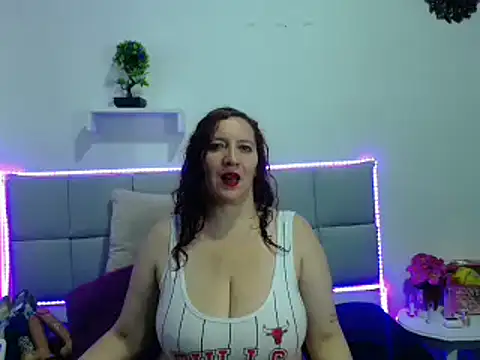 Snapshot of Madisson_Housse chatting on 03-08-25, 04:45 Madisson Housse online show from 03-08-25, 04:45