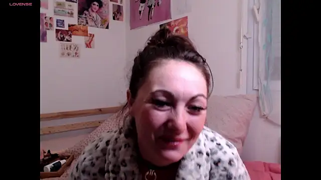 AdorahB3ll3 online show from 10-14-25, 07:03