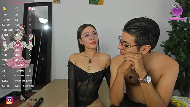 Snapshot of MarioandMia chatting on 10-21-25, 08:42 MarioandMia online show from 10-21-25, 08:42