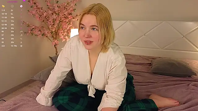 Snapshot of Manic_pixie_ chatting on 03-07-25, 04:44 Manic pixie online show from 03-07-25, 04:44