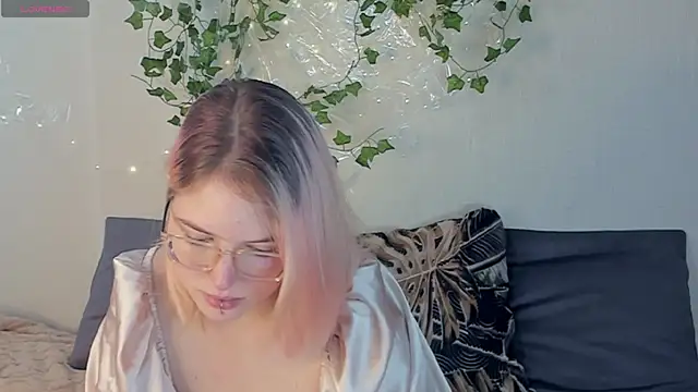 Snapshot of Manic_pixie_ chatting on 09-12-25, 02:06 Manic pixie online show from 09-12-25, 02:06