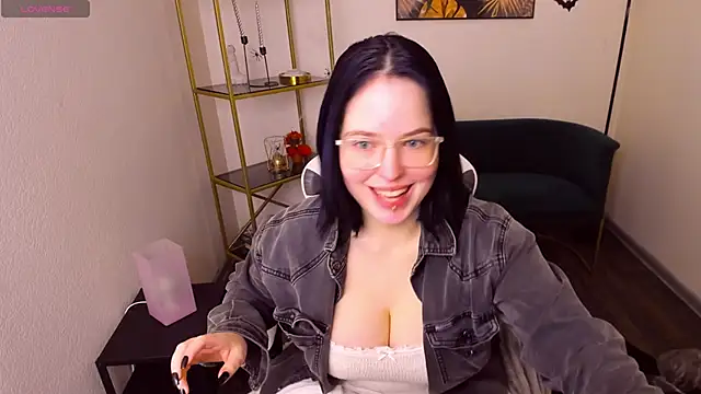 Snapshot of Manic_pixie_ chatting on 10-22-25, 11:21 Manic pixie online show from 10-22-25, 11:21