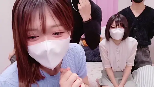 Snapshot of NA-KAREN-V8 chatting on 09-19-25, 12:17 NA-KAREN-V8 online show from 09-19-25, 12:17