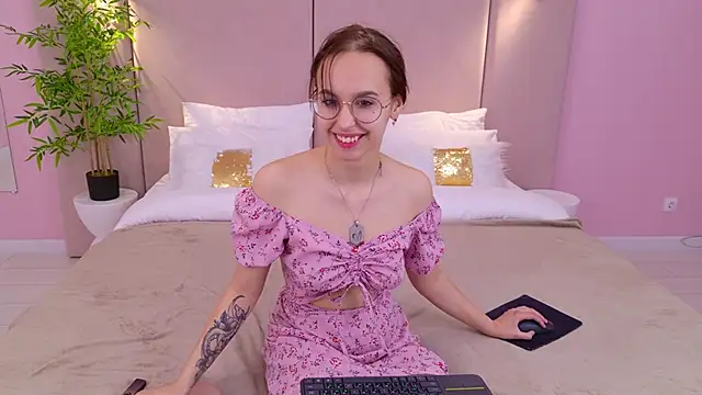 Snapshot of SandraTucker chatting on 02-23-25, 06:07 SandraTucker online show from 02-23-25, 06:07