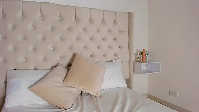 Snapshot of bella_bloomg chatting on 02-14-25, 11:20 bella bloomg online show from 02-14-25, 11:20