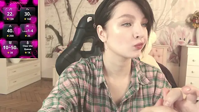 Snapshot of BritneyBarker chatting on 10-06-25, 02:31 BritneyBarker online show from 10-06-25, 02:31