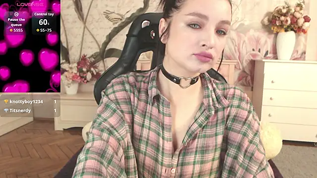Snapshot of BritneyBarker chatting on 10-18-25, 04:04 BritneyBarker online show from 10-18-25, 04:04