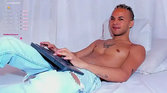 Snapshot of Jeremmy_Love chatting on 02-19-25, 12:22 Jeremmy Love online show from 02-19-25, 12:22