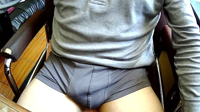 Snapshot of Andre16c chatting on 09-10-25, 02:28 Andre16c online show from 09-10-25, 02:28