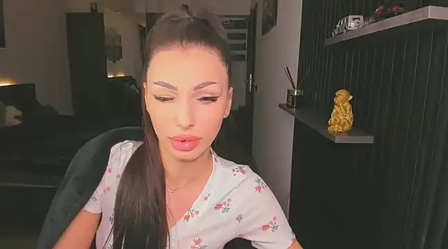 Snapshot of HelenShawn chatting on 01-28-25, 12:36 HelenShawn online show from 01-28-25, 12:36