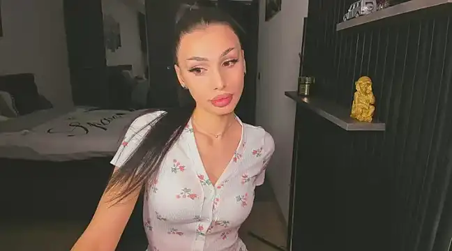 Snapshot of HelenShawn chatting on 02-06-25, 08:45 HelenShawn online show from 02-06-25, 08:45