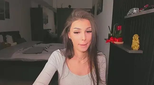 Snapshot of HelenShawn chatting on 02-13-25, 12:02 HelenShawn online show from 02-13-25, 12:02